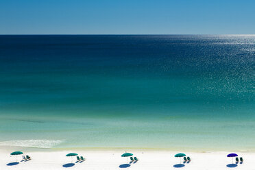 Sonnenschirme und Liegestühle am Strand, Destin, Florida, USA - ISF18372