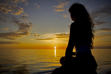 Frau beobachtet Sonnenuntergang, Port St Joe, Florida, USA - ISF18373