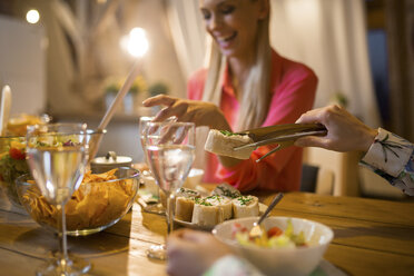 Nahaufnahme von Freunden beim Abendessen zu Hause - AWF00172