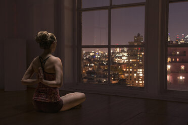 Frau übt Yoga am Fenster - ISF18447