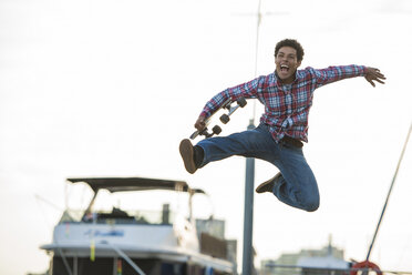 Skateboarder springt vor Freude - ISF18473