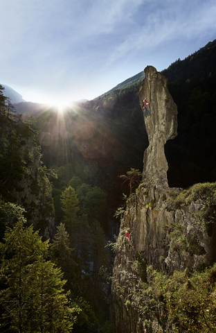 Österreich, Zirl, Ehnbachklamm, Mann klettert auf Felsnadel, lizenzfreies Stockfoto