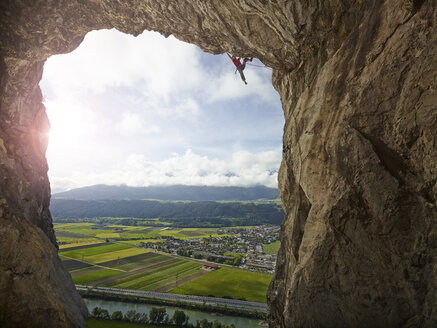 Österreich, Innsbruck, Martinswand, Mann klettert in Grotte - CVF01003