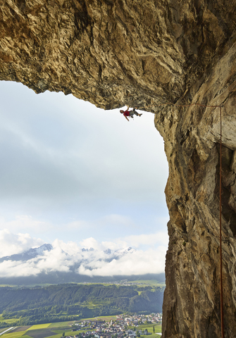 Österreich, Innsbruck, Martinswand, Mann klettert in Grotte, lizenzfreies Stockfoto