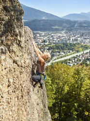 Österreich, Innsbruck, Steinbruch Hoettingen, Frau klettert in Felswand - CVF01010