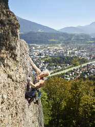 Österreich, Innsbruck, Steinbruch Hoettingen, Frau klettert in Felswand - CVF01015