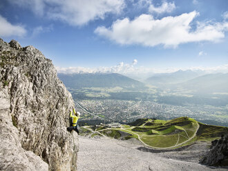 Österreich, Innsbruck, Nordkette, Mann klettert in Felswand - CVF01017