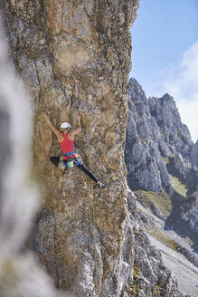 Österreich, Innsbruck, Nordkette, Frau klettert in Felswand - CVF01019