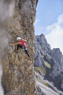 Österreich, Innsbruck, Nordkette, Frau klettert in Felswand - CVF01021