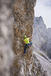 Österreich, Innsbruck, Nordkette, Mann klettert in Felswand - CVF01023