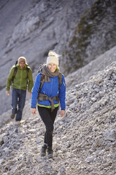 Österreich, Innsbruck, Nordkette, Bergsteiger auf dem Weg zum Startpunkt - CVF01025