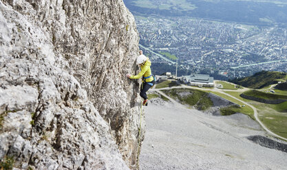 Österreich, Innsbruck, Nordkette, Frau klettert in Felswand - CVF01027
