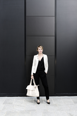 Modische Geschäftsfrau in schwarzer und weißer Kleidung, lizenzfreies Stockfoto