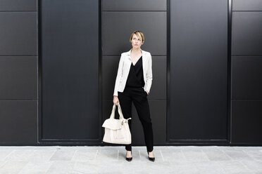 Modische Geschäftsfrau in schwarzer und weißer Kleidung - GIOF04017