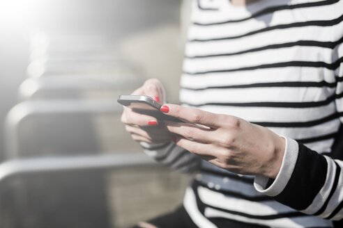 Hände einer Frau, die ein Mobiltelefon benutzen, Nahaufnahme - GIOF04033