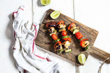 Grill skewers with grilled chicken, tomato, bell pepper and zucchini on chopping board - SBDF03709