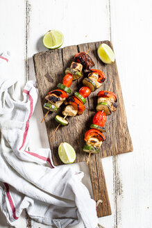 Grillspieße mit gegrilltem Hähnchen, Tomate, Paprika und Zucchini auf Schneidebrett - SBDF03710