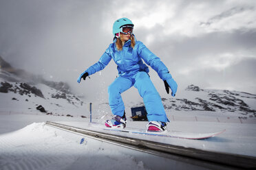 Snowboarderin auf dem Gipfel eines Berges - ISF18529