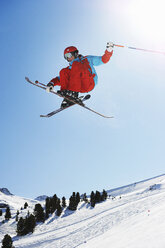 Skifahrer, der in der Luft springt - ISF18542