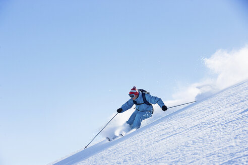 Männlich Skifahren bergab - ISF18546