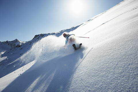 Skifahrer, der bergab fährt, lizenzfreies Stockfoto