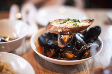Bowl of mussels with garlic bread - ISF18556