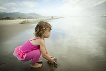 Porträt eines weiblichen Kleinkindes, das im Sand spielt - ISF18594