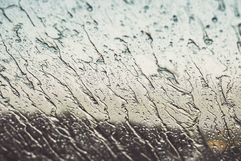 Regentropfen am Fenster - ACPF00151