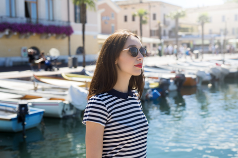 Italien, Bardolino, Gardasee, Porträt einer jungen Frau mit Sonnenbrille, lizenzfreies Stockfoto