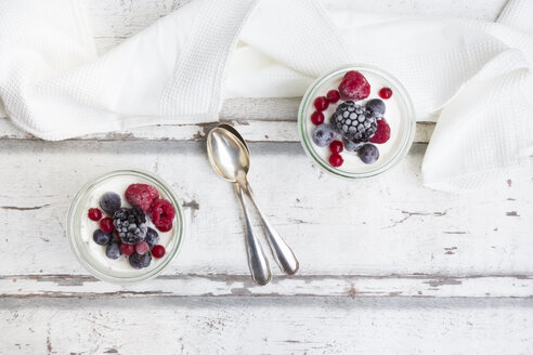 Zwei Gläser griechischer Joghurt mit gefrorenen Beeren - LVF07351