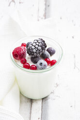 Ein Glas griechischer Joghurt mit gefrorenen Beeren - LVF07352