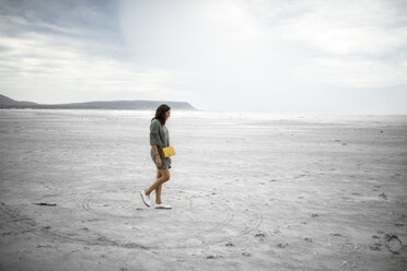 Südafrika, Westkap, Noordhoek, Frau geht am Strand spazieren - DAWF00674