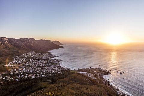 Südafrika, Kapstadt, Lions Head, Camps Bay, Sonnenuntergang über dem Meer, lizenzfreies Stockfoto