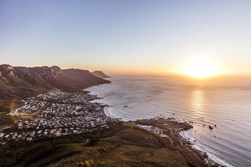 Südafrika, Kapstadt, Lions Head, Camps Bay, Sonnenuntergang über dem Meer - DAWF00678