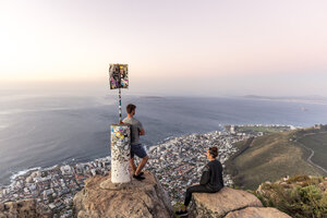 South Africa, Cape Town, Lions Head, Sea Point, couple enjoying the view at sunset - DAWF00679