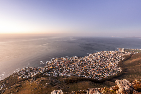 Südafrika, Kapstadt, Lions Head, Sea Point, Sonnenuntergang über dem Meer, lizenzfreies Stockfoto