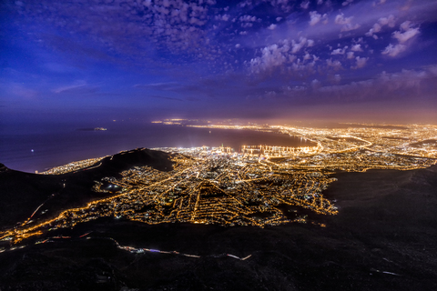 Südafrika, Kapstadt, beleuchtete Stadt bei Nacht, lizenzfreies Stockfoto