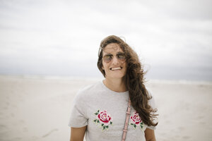 Portrait of happy woman on the beach - DAWF00690