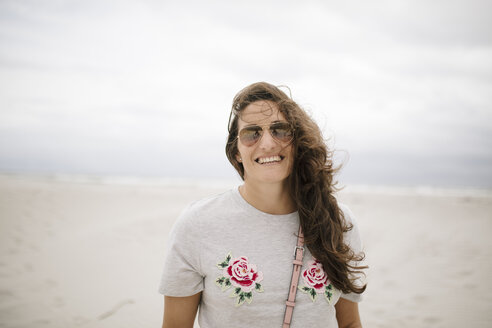 Porträt einer glücklichen Frau am Strand - DAWF00690