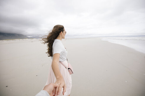 Südafrika, Westkap, Hermanus, Frau hält Hand am Strand - DAWF00692