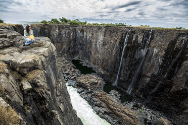 Zimbabwe, woman watching Victoria Falls - DAWF00696