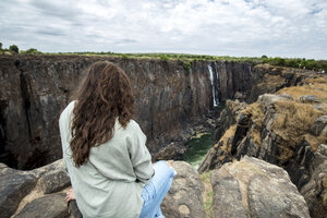 Zimbabwe, woman watching Victoria Falls - DAWF00697