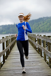 Teenager-Mädchen läuft auf Pier, Bainbridge Island, Washington, USA - ISF18613