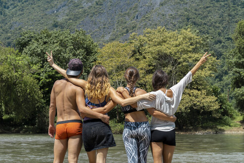 Laos, Gruppe von Freunden, die sich an einem Fluss umarmen - AFVF01151