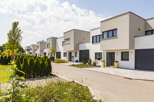 Germany, Bavaria, Neu-Ulm, modern one-family houses, efficiency houses - WDF04771