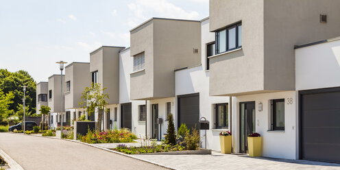 Germany, Bavaria, Neu-Ulm, modern one-family houses, efficiency houses - WDF04773