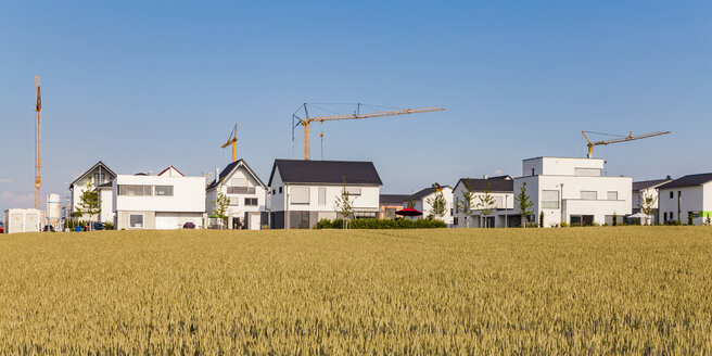 Germany, Baden-Wuerttemberg, Ulm, Lehr, modern one-family houses, cranes - WDF04780