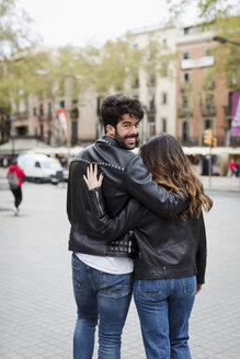 Spanien, Barcelona, junges Paar, das sich umarmt und in der Stadt spazieren geht - MAUF01547