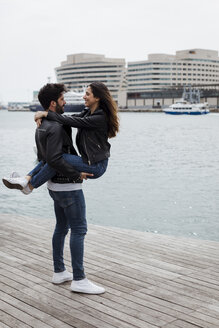 Spanien, Barcelona, glückliches junges Paar, das sich an der Küste amüsiert - MAUF01553