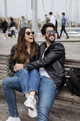 Spanien, Barcelona, glückliches junges Paar, das sich auf einer Bank ausruht - MAUF01559